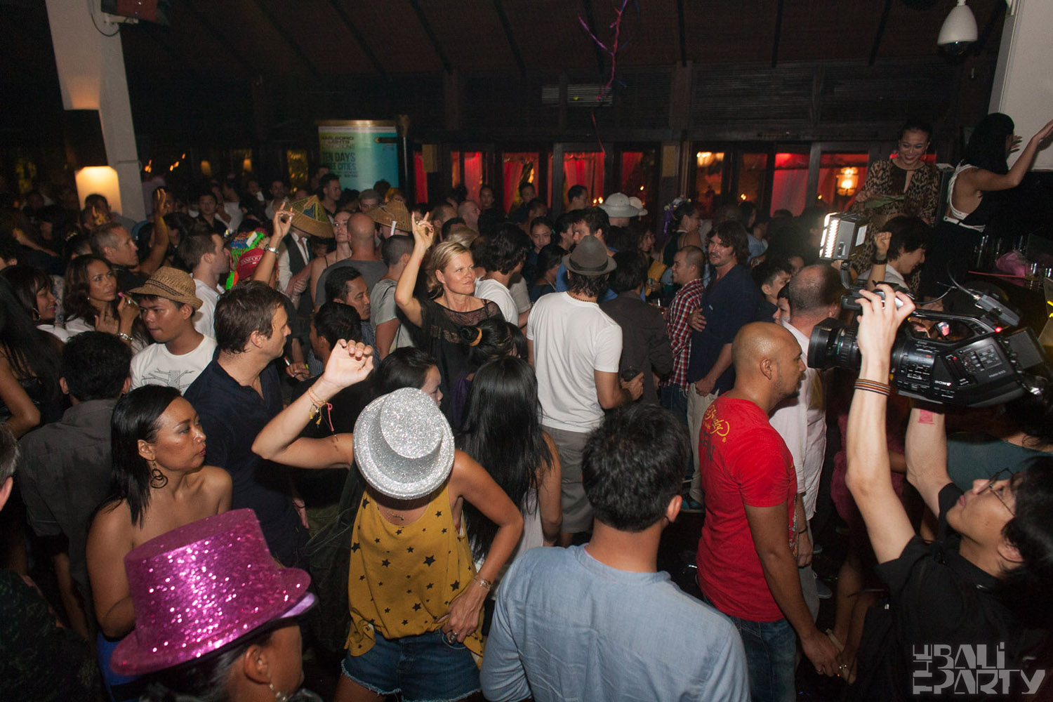 Hu'u Bar 10yr Anniv 2011-12-10_092