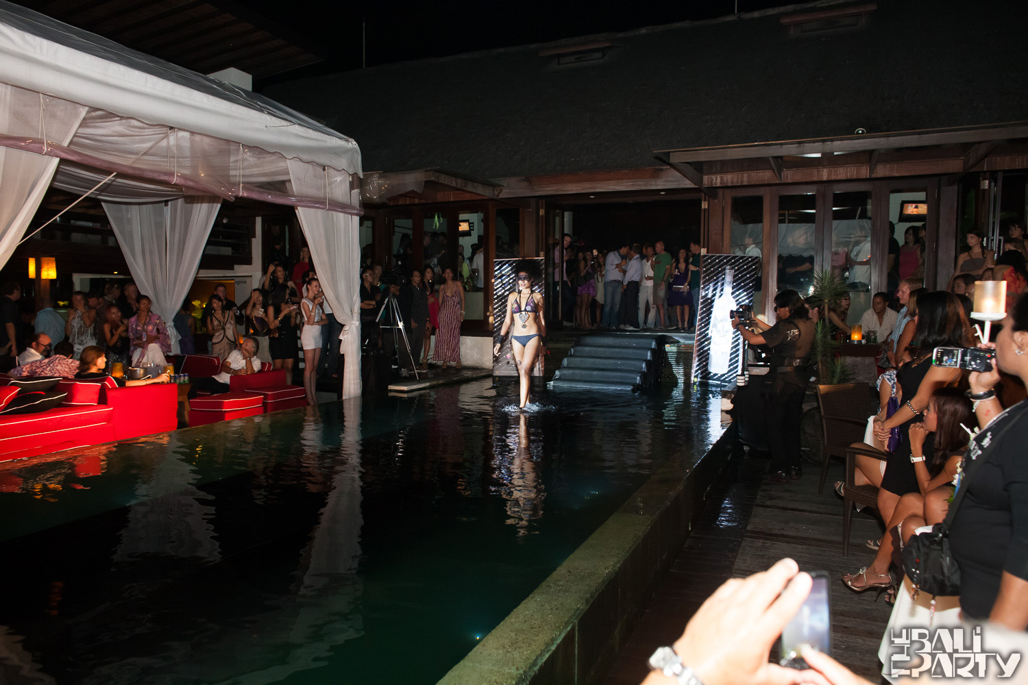 020_Fashion TV Blue Glue Bikini Fashion Show @Hu'u Bar 2011-08-12