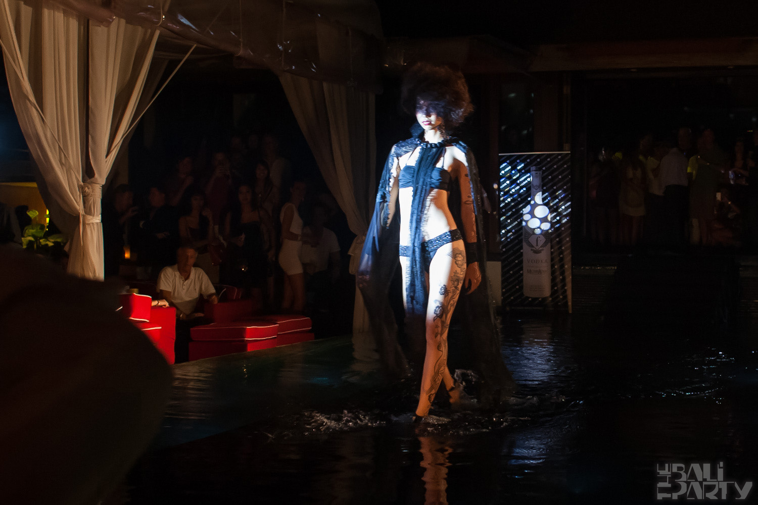 029_Fashion TV Blue Glue Bikini Fashion Show @Hu'u Bar 2011-08-12
