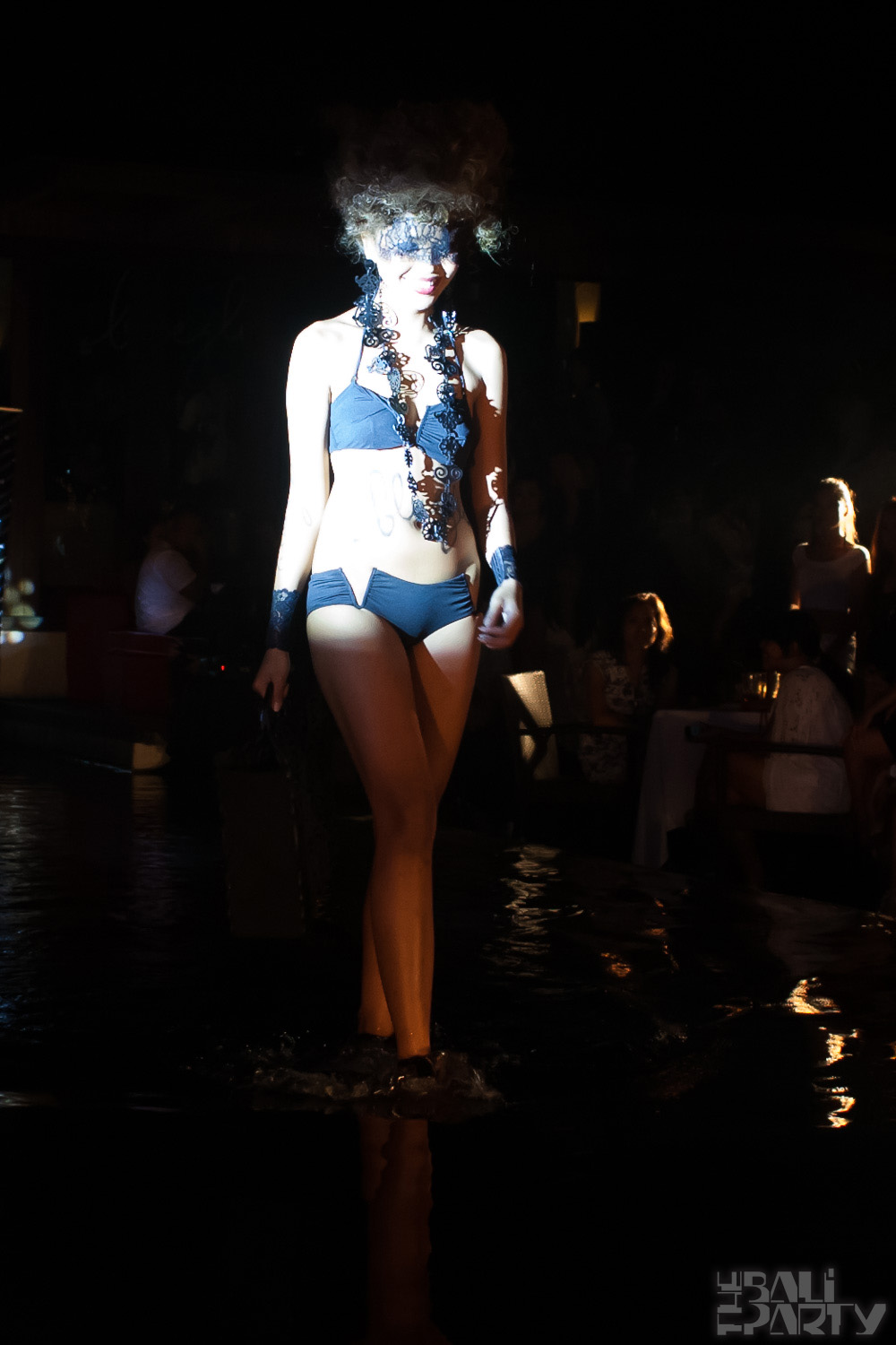 034_Fashion TV Blue Glue Bikini Fashion Show @Hu'u Bar 2011-08-12