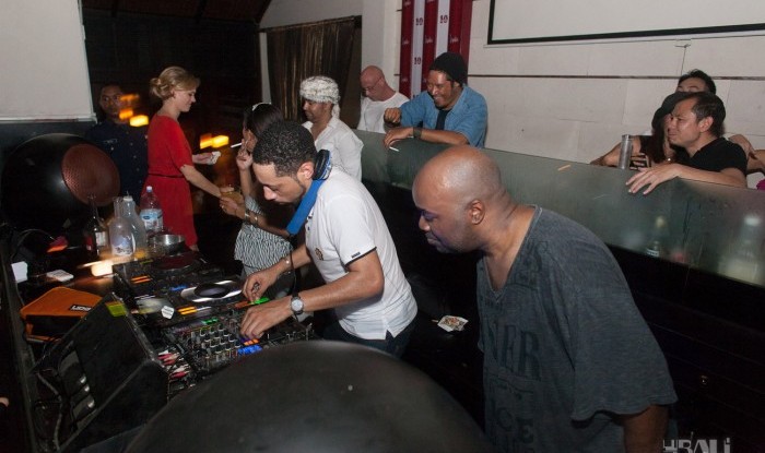 Hu'u Bar 10yr Anniv 2011-12-10_156