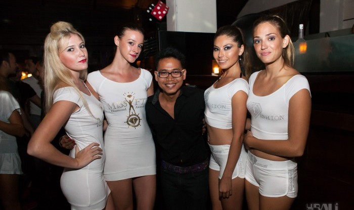 005_Fashion TV Blue Glue Bikini Fashion Show @Hu'u Bar 2011-08-12
